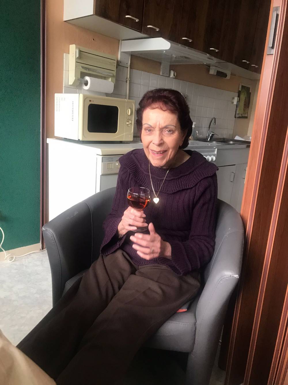 senior avec verre