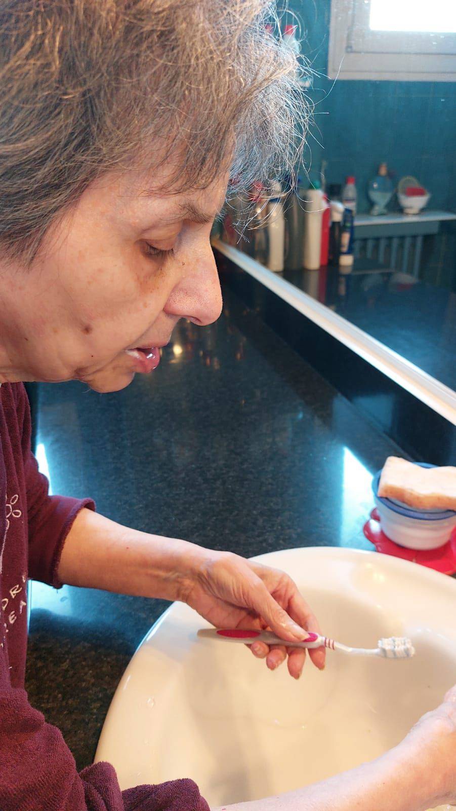 senior se brosse les dents